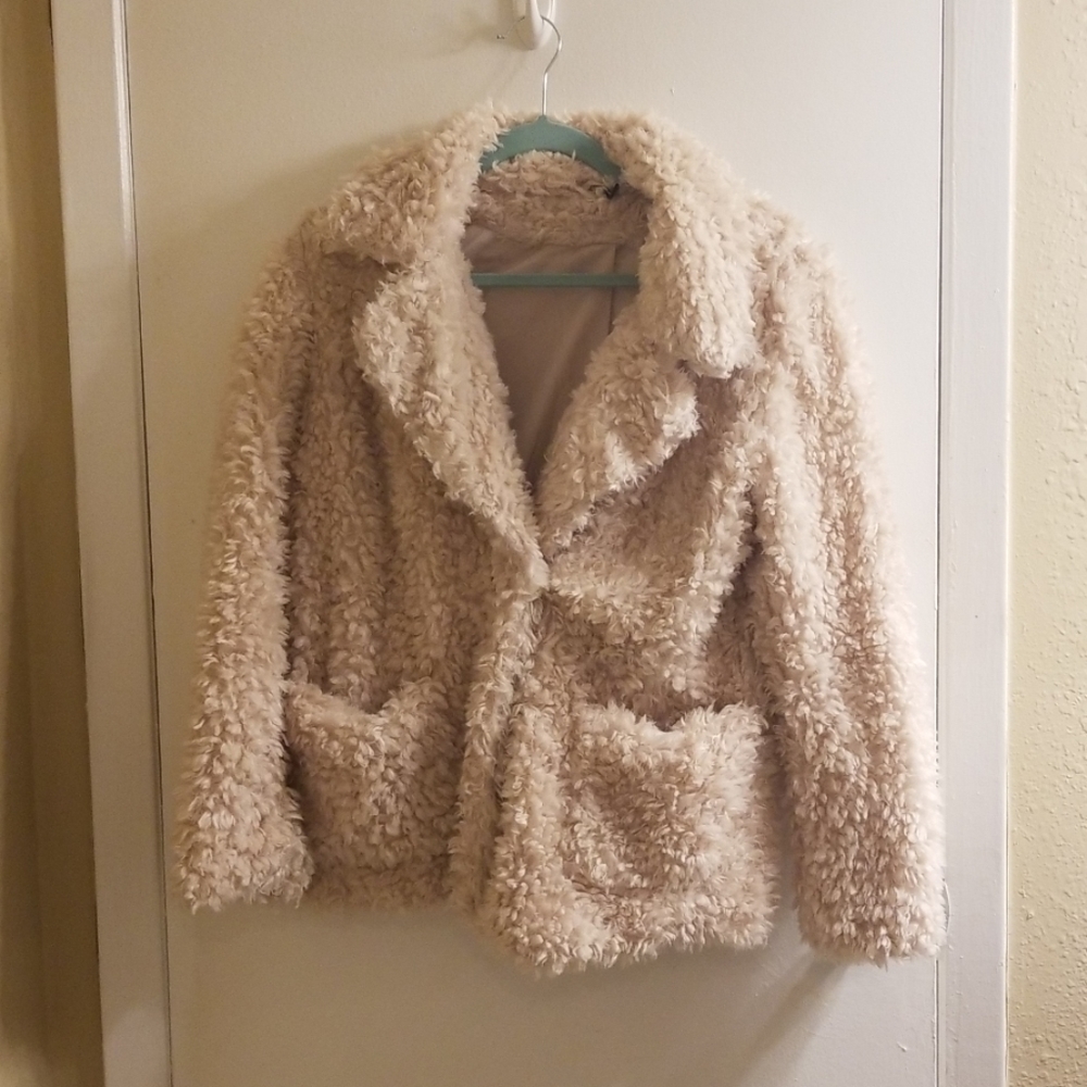 Creme fluffy jacket w/pockets SizeXS NEW
